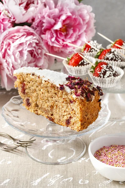 Gâteau végétalien aux carottes avec glaçage à la noix de coco et pétales de rose sauvage séchés — Photo