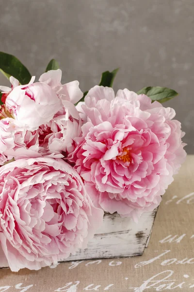 Wooden box with pink peonies — Stock Photo, Image