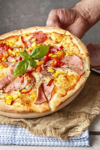 Pizza mit Schinken, Mais und Pfeffer — Stockfoto