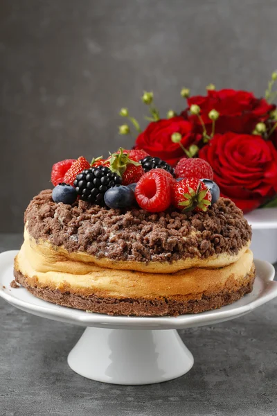 Käsekuchen mit Schokoladenbelag verziert mit Sommerfrüchten — Stockfoto