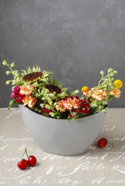 Arrangement floral avec oeillets et craspédies — Photo