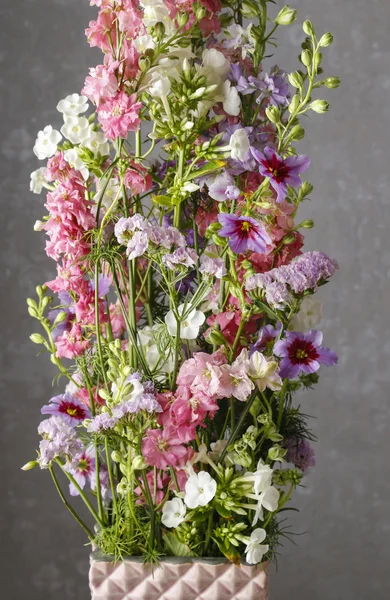 Arreglo floral con flores de flex y leucocorina — Foto de Stock