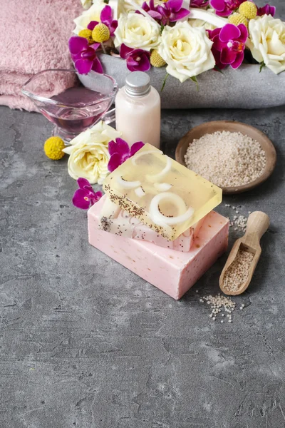 Wellness-Set: Meersalz, handgemachte Seife und Flüssigseife. Boutique — Stockfoto