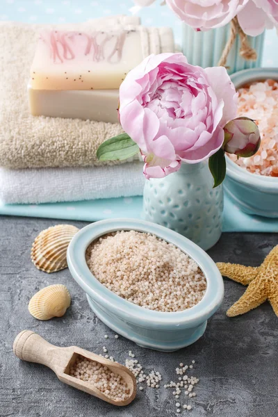 Misku mořské soli, pruhů ručně vyráběné mýdlo a Pivoňka květ — Stock fotografie