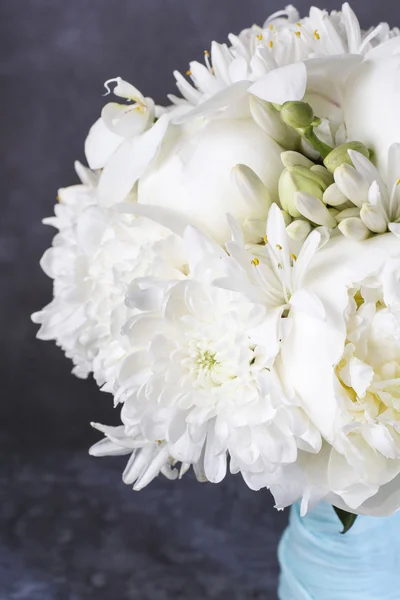 Hochzeitsstrauß mit weißen Pfingstrosen, Orchideen und Nelken — Stockfoto
