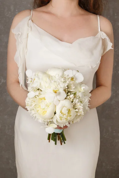 Woman in a white dress holding white bouquet with peonies, carna — Stock Photo, Image