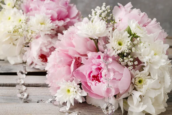Blumenschmuck mit rosa Pfingstrosen, weißen Chrysanthemen und g — Stockfoto