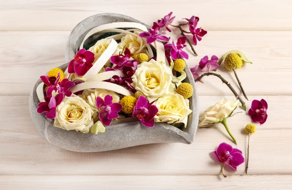 Blumenschmuck mit Rosen und Orchideen in Herzform — Stockfoto