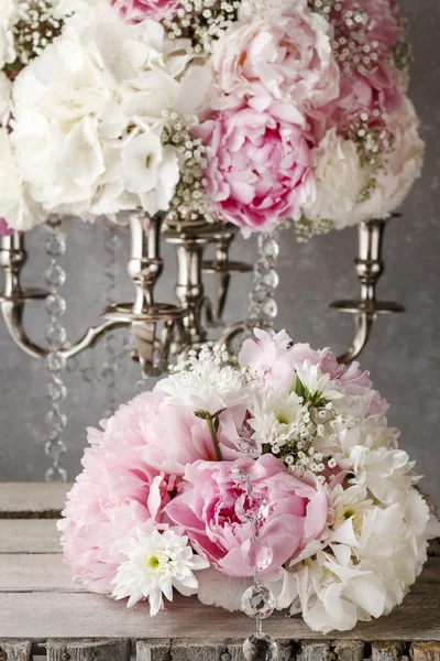 Квіткова композиція з рожевими півоніями, білими хризантемами і г — стокове фото