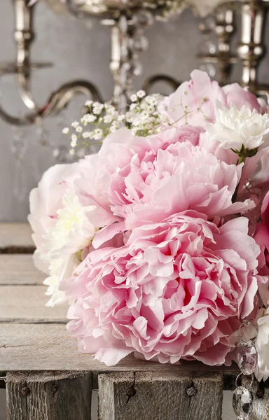 Arranjo floral com peônias rosa, crisântemos brancos e g — Fotografia de Stock