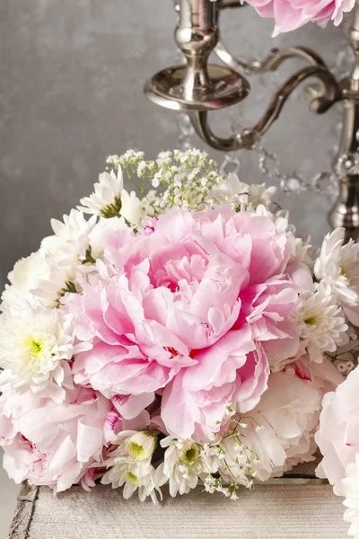 Arrangement floral avec pivoines roses, chrysanthèmes blancs et g — Photo