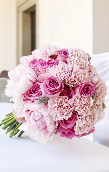 Bouquet de mariage avec pivoines roses, oeillets et roses — Photo
