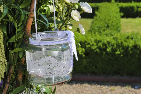 Glaslaterne mit weißer Spitze am Hochzeitsbogen — Stockfoto