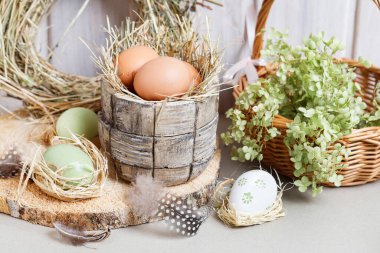 Yumurta, çiçek ve tüylü Paskalya kartpostalı motifi. Güzel bir sahne, dilekler için bir arka plan. Şenlik Dekoru