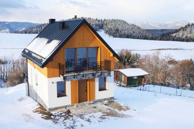 DURSZTYN, POLAND - 17 Mart 2025 Kışın bir dağ köyünde büyüleyici bir tatil evi. Gürültüden ve doğanın tadını çıkarabileceğiniz küçük bir kulübe. Turistler için tatil yeri