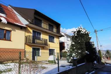 DURSZTYN, POLAND - 17 Mart 2025: bir dağ kasabasında eski tarz çoklu aile evleri. Turistler için tatil yeri