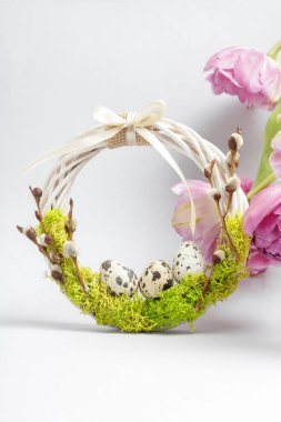 İşteki çiçekçi: kadın geleneksel Paskalya çelengini yosun, bıldırcın yumurtası ve kedi derisi ile nasıl yapacağını gösteriyor. Adım adım, özel ders. Şenlik Dekoru