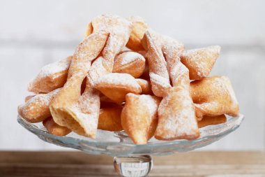 Yağ Perşembe kutlama - geleneksel Angel Wings çerezleri pudra şekeri ile dekore edilmiştir. Parti tatlısı