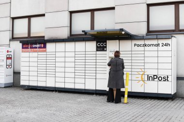 Günün 24 saati Nowy Targ 'da paket koleksiyonu için tipik bir dolap..