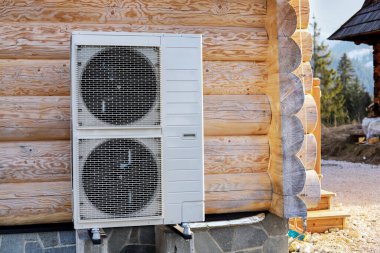 Tahta bir binanın dışında büyük bir klima var. Turistler için tatil yeri