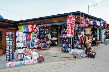 ZAKOPANE, POLAND - Nisan 04, 2025: Zakopane 'de Wielka Krokiew kayak atlayışının altında ucuz hatıralarla dolu bir yol kenarı standı. Turistler için tatil yeri