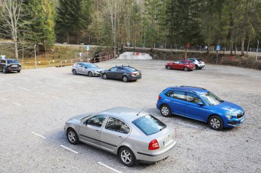 ZAKOPANE, POLAND - Nisan 04, 2025: Tatra Ulusal Parkı 'nın girişinin yanındaki yolcu vagonları için park yeri. Turistler için tatil yeri