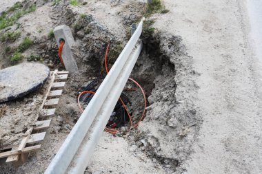 Büyük ve tehlikeli bir çukur, asfalt yolun kenarında heyelan. Grafiksel kaynaklar