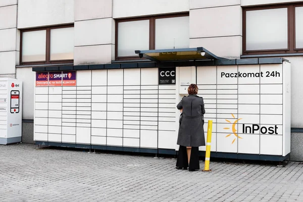 Günün 24 saati Nowy Targ 'da paket koleksiyonu için tipik bir dolap..