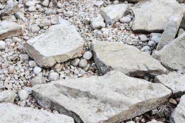 Ezilmiş taşlarla soyut bir arkaplan, depremden sonraki yıkımı sembolize edebilir. Grafiksel kaynaklar