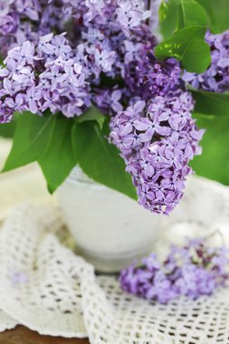 Seramik vazoda bir buket leylak. Bahar partisi dekorasyonu