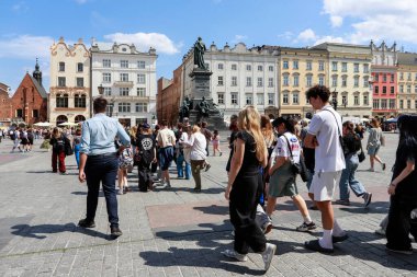 KRAKOW, POLAND - 24 Haziran 2025: Polonya 'nın Krakow kentindeki Ana Pazar Meydanı' nda (Rynek) turistler. Turistler için tatil yeri