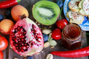 Nar, kivi, üzüm ve diğer meyveler bir tepside. Parti tatlısı