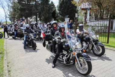 LUDZMIERZ, POLAND - Mayıs 03, 2025: Otoparktan ayrılan çeşitli motorsikletler. Turistler için tatil yeri