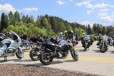LUDZMIERZ, POLAND - Mayıs 03, 2025: Otoparkta duran çeşitli motosikletler. Turistler için tatil yeri