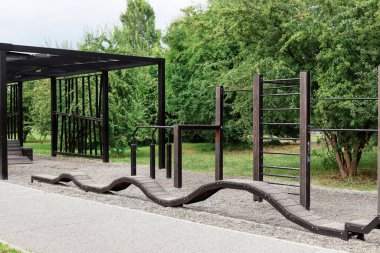 KRAKOW, POLAND - 10 Temmuz 2025: halka açık bir parkta ahşap egzersiz ekipmanı. Turistler için tatil yeri