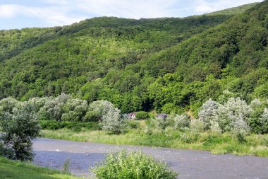 Nehir kenarındaki dağ manzarası. Turistler için tatil yeri