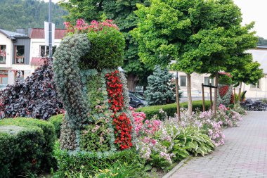 PIWNICZNA-ZDROJ, POLAND - 12 Temmuz 2025: Tarihi Piwniczna Zdroj sağlık merkezinin büyüleyici mimarisi. Turistler için tatil yeri