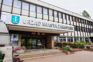 ZAKOPANE, POLAND - 18 Temmuz 2025: Zakopane Belediye Binası 'nın ana girişi ve binanın önündeki meydan. Turistler için tatil yeri