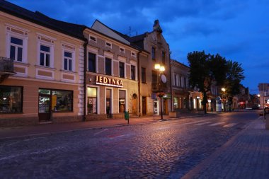 NOWY TARG, POLAND - 18 Temmuz 2025: geceleri Nowy Targ 'ın ana pazar meydanı. Turistler için tatil yeri