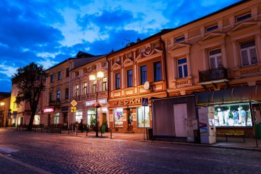 NOWY TARG, POLAND - 18 Temmuz 2025: geceleri Nowy Targ 'ın ana pazar meydanı. Turistler için tatil yeri
