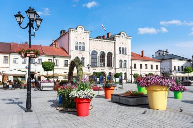 ZYWIEC, POLAND - 16 Temmuz 2025: Polonya 'nın Zywiec kentindeki ana pazar meydanındaki belediye binası. Turistler için tatil yeri
