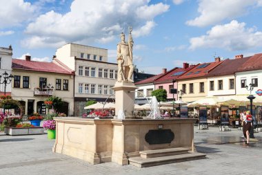 ZYWIEC - POLAND, 16 Temmuz 2025: Polonya 'nın Zywiec kentindeki ana pazar meydanı çevresindeki eski kasaba evleri. Turistler için tatil yeri