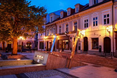 BIELSKO-BIALA, 16 Temmuz 2025: Bielsko Biala, Polonya 'daki Ana Pazar Meydanı. Turistler için tatil yeri