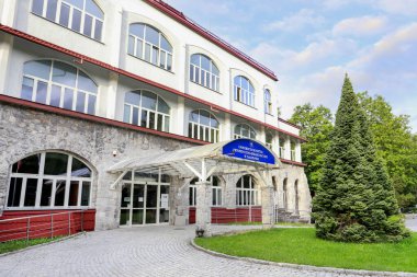 ZAKOPANE, POLAND - 29 Temmuz 2025 Zakopane 'deki ortopedi hastanesinin tarihi binası. Turistler için tatil yeri