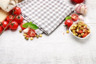 Kareli peçete ve çeşitli sebzeler. Grafiksel kaynaklar