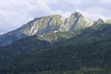 Polonya 'nın Tatra bölgesindeki Giewont Dağı. Turistler için tatil yeri