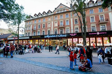 ZAKOPANE, POLAND - 30 Temmuz 2025: Meşhur Krupowki caddesi çeşitli gösterilerle dolu. Turistler için tatil yeri