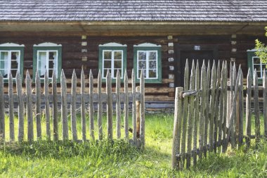 ZUBRZYCA GORNA, POLAND - AĞUSTOS 03, 2025: Zubrzyca Gorna 'daki Orava Ethnographic Park açık hava müzesinde antik kırsal yeniden yapılanma. Turistler için tatil yeri