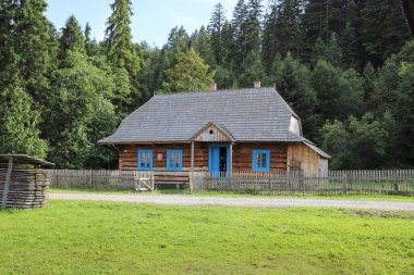 ZUBRZYCA GORNA, POLAND - AĞUSTOS 03, 2025: Zubrzyca Gorna 'daki Orava Ethnographic Park açık hava müzesinde antik kırsal yeniden yapılanma. Turistler için tatil yeri