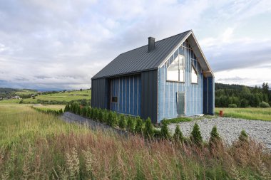 Kırsalda müstakil bir ev inşaatı. İnşa zamanı